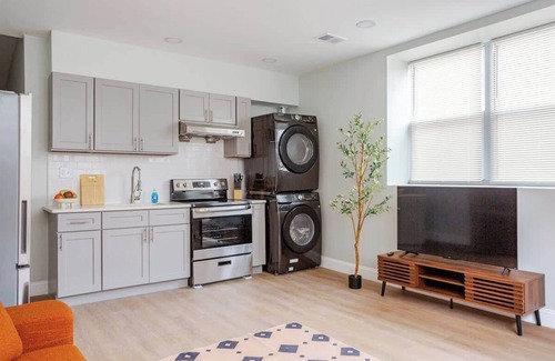 East Passyunk Crossing Apartment | French Japan MINS to City Center 1King 2Queens