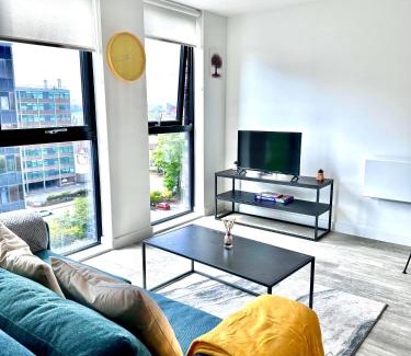 Old Trafford Apartment | Fresh 2Bed 2Bath Apartment 2mins drive to Man Utd Stadium