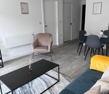 Old Trafford Apartment | Fresh 2Bed 2Bath Apartment 2mins drive to Man Utd Stadium