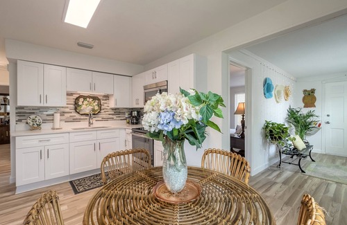 Yelkca Terrace House | Fresh and Bright Newly Remodeled House near everything Fun!