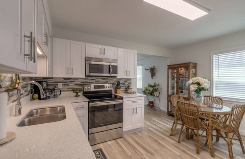 Yelkca Terrace House | Fresh and Bright Newly Remodeled House near everything Fun!