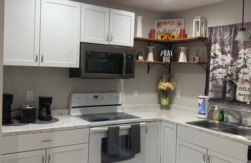 Terry Sanford House | Fresh and relaxing home on a quiet street in Haymount near FSU and Fort Liberty