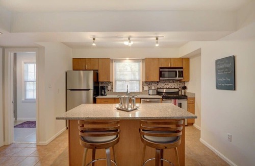 Historic Downtown Savannah Apartment | Fresh Cozy Apartment on Jones Street- FREE PARKING