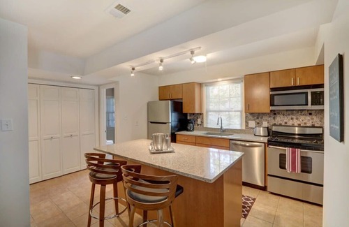 Historic Downtown Savannah Apartment | Fresh Cozy Apartment on Jones Street- FREE PARKING