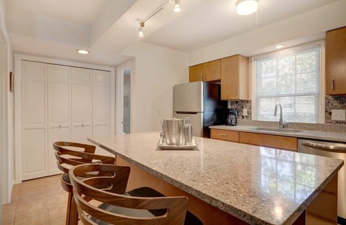 Historic Downtown Savannah Apartment | Fresh Cozy Apartment on Jones Street- FREE PARKING