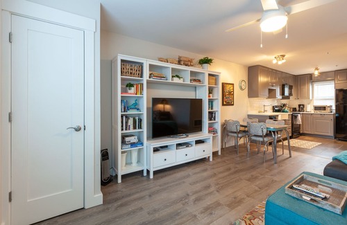 Hood River Condo | Fresh remodel, 1 bedroom, 2 bath, sleeps 4, downtown, parking, easy come easy go