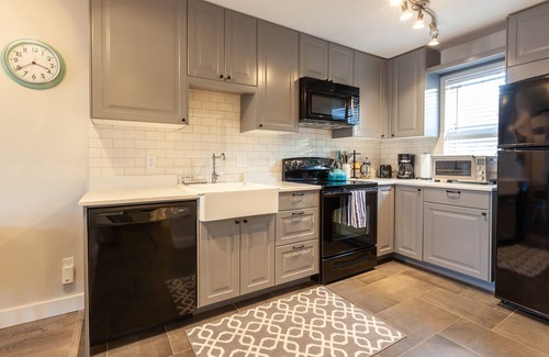 Hood River Condo | Fresh remodel, 1 bedroom, 2 bath, sleeps 4, downtown, parking, easy come easy go