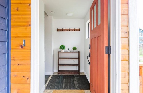 Harrison/Denny-Blaine Apartment | Fresh Top Floor Apartment w/Balcony