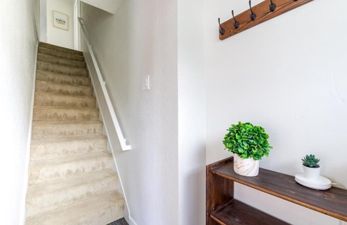 Harrison/Denny-Blaine Apartment | Fresh Top Floor Apartment w/Balcony