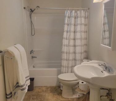 Harrison/Denny-Blaine Apartment | Fresh Top Floor Apartment w/Balcony