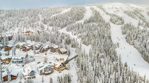 Snow Pine Estates House | Fresh Tracks Retreat - Ski In Out Mtn View & Private Hot Tub
