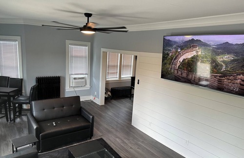 Milwaukee Apartment | Freshly remodeled 2 bdrm apartment. Less than a .07 mile walk to Brewers Stadium