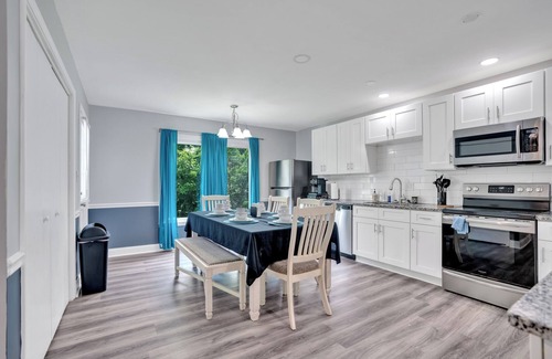 Clarksville House | 🏡 Freshly Updated 4BR/2BA Home | 🖌️ New Paint + 🌬️ Dehumidifier 🛏️ Bedrooms w/TVs & Ceiling Fans | 🍳 Full Kitchen 🛋️ Spacious Living Room | 🧺 Washer/Dryer 🌳 Deck & Yard | 📍 Close to Ft. Campbell, Casino, ✨ Clean & comfy stay!