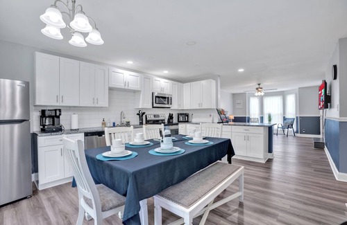 Clarksville House | 🏡 Freshly Updated 4BR/2BA Home | 🖌️ New Paint + 🌬️ Dehumidifier 🛏️ Bedrooms w/TVs & Ceiling Fans | 🍳 Full Kitchen 🛋️ Spacious Living Room | 🧺 Washer/Dryer 🌳 Deck & Yard | 📍 Close to Ft. Campbell, Casino, ✨ Clean & comfy stay!