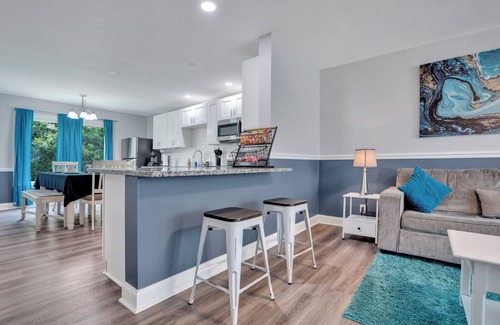 Clarksville House | 🏡 Freshly Updated 4BR/2BA Home | 🖌️ New Paint + 🌬️ Dehumidifier 🛏️ Bedrooms w/TVs & Ceiling Fans | 🍳 Full Kitchen 🛋️ Spacious Living Room | 🧺 Washer/Dryer 🌳 Deck & Yard | 📍 Close to Ft. Campbell, Casino, ✨ Clean & comfy stay!