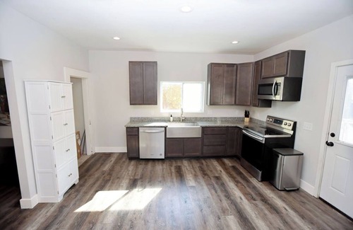 Imperial House | Freshly updated bungalow near Kimmswick and major highways- Prime Location