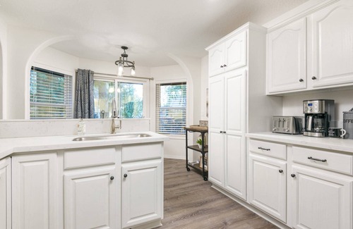 Mount Hood Village House | Freshly Updated Retreat, All New Décor, Pet Friendly, Hot Tub, Ping Pong, Foosball, 20 Min to Hood