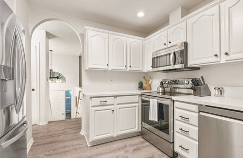 Mount Hood Village House | Freshly Updated Retreat, All New Décor, Pet Friendly, Hot Tub, Ping Pong, Foosball, 20 Min to Hood