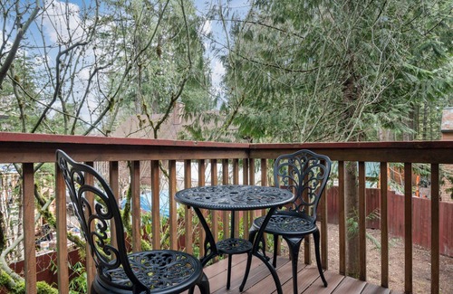 Mount Hood Village House | Freshly Updated Retreat, All New Décor, Pet Friendly, Hot Tub, Ping Pong, Foosball, 20 Min to Hood