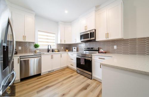 West Edmonton House | FreshModernWEMGarageKingBed
