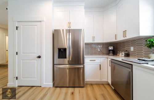 West Edmonton House | FreshModernWEMGarageKingBed