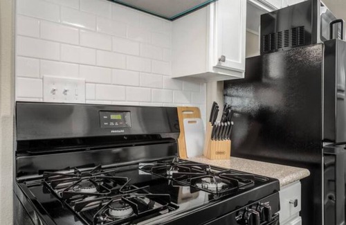 Fig Garden Apartment | Fresno Apt| 1/1 | Parking|Next to Gazebo Gardens!