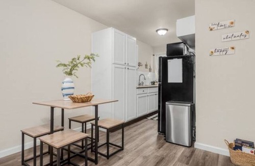 Fig Garden Apartment | Fresno Apt| 1/1 | Parking|Next to Gazebo Gardens!