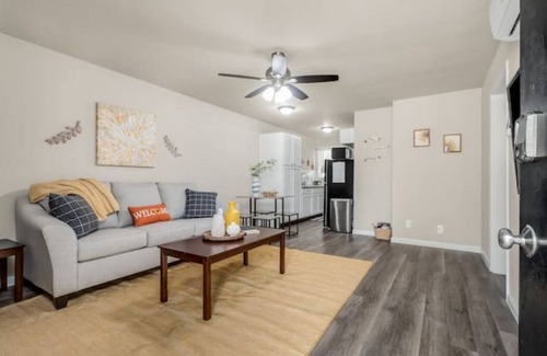 Fig Garden Apartment | Fresno Apt| 1/1 | Parking|Next to Gazebo Gardens!