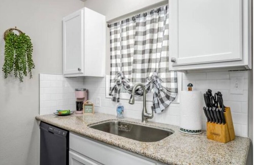 Raisin House | Fresno Apt 1 Bed:1 Bath California Dreamin'!