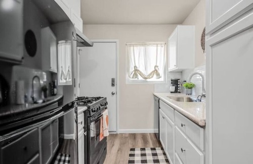 Fig Garden Apartment | Fresno Apt | Next to Gazebo Gardens | 1 Bed/1 Bath