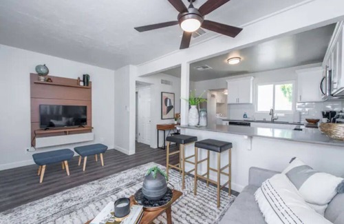 Fresno House | Fresno House|2/1:Large Backyard|1/2 mile to 99Hwy!