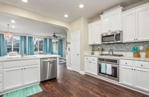 Roosevelt House | Fresno House - BBQ, Fire Pit, 3 Bed, 2 Bath & 2 Car Garage!