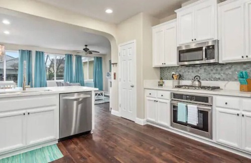 Roosevelt House | Fresno House|Fire Pit & Garage|Beautiful Backyard!