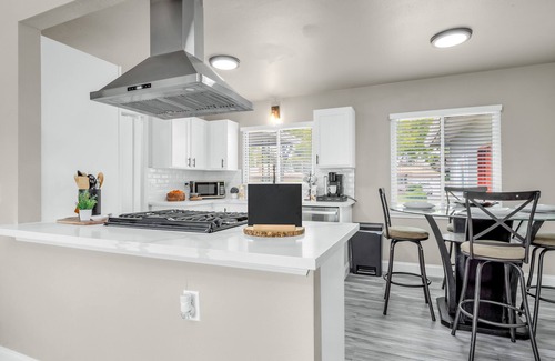 Raisin House | Fresno House Pool Foosball 2 Car Garage 5 Bed/3 Bath