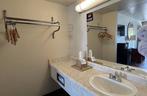 Raisin Hotel | Fresno Inn