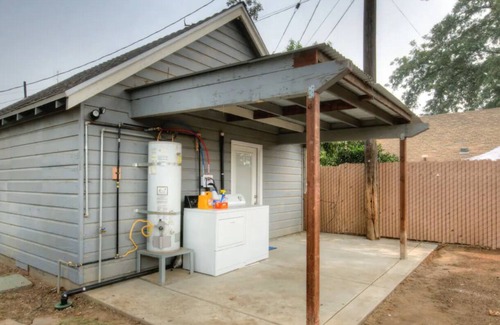 Roosevelt Apartment | Fresno Studio|2 Miles to Airport|Laundry Included!