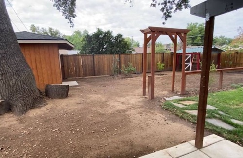 Roosevelt Apartment | Fresno Studio|2 Miles to Airport|Laundry Included!