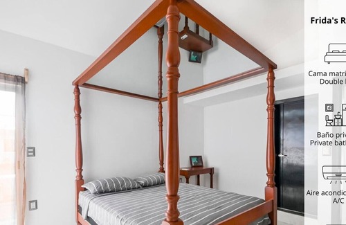 Emerald Coast Bed & Breakfast | Frida's Room in Hotel| 5 min to boardwalk