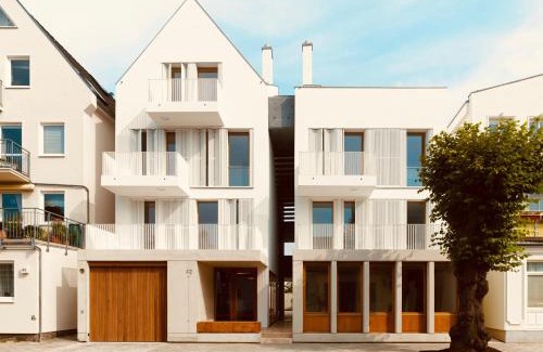 Warnemuende Apartment | "Friedrich und Franz" by FeWoZauber, 8 Pers, Zentral, 250m Strand, Tiefgarage, Design Architektur