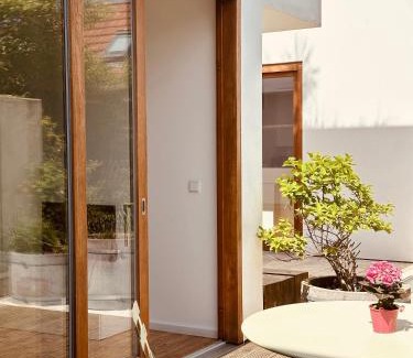 Warnemuende Apartment | "Friedrich und Franz" by FeWoZauber, 8 Pers, Zentral, 250m Strand, Tiefgarage, Design Architektur