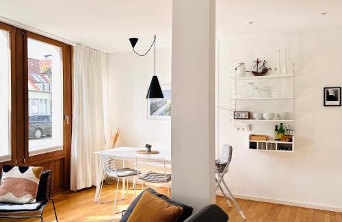 Warnemuende Apartment | "Friedrich und Franz" by FeWoZauber, 8 Pers, Zentral, 250m Strand, Tiefgarage, Design Architektur