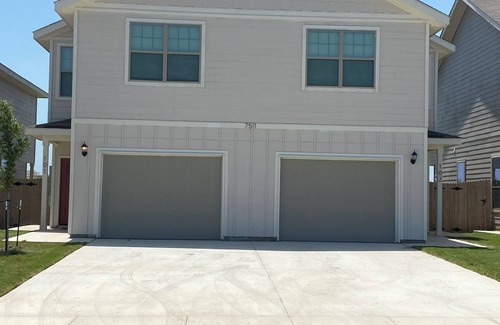 San Antonio House | Friendly 3-bedroom townhome in NW San Antonio near Sea World and Fiesta Texas!