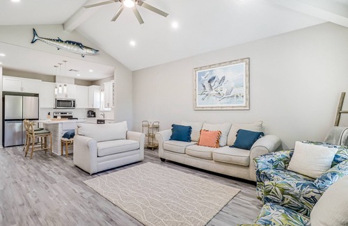 Flour Bluff House | Friendly neighborhood home near fishing pier with dog-friendly yard & W/D