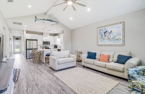 Flour Bluff House | Friendly neighborhood home near fishing pier with dog-friendly yard & W/D