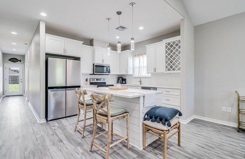 Flour Bluff House | Friendly neighborhood home near fishing pier with dog-friendly yard & W/D