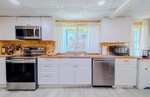 Richmond House | Friendly Richmond Cottage with Private Yard