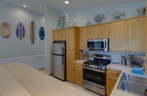 Gold Beach House | Friends & Family Seaside Retreat! Walk to the Beach!