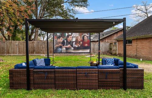 Westbury House | Friends-Themed 4BD - Pingpong & Outdoor Theater