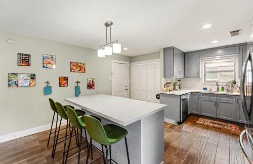 Westbury House | Friends-Themed 4BD - Pingpong & Outdoor Theater