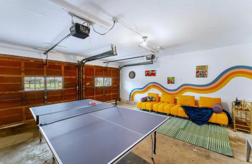 Westbury House | Friends-Themed 4BD - Pingpong & Outdoor Theater